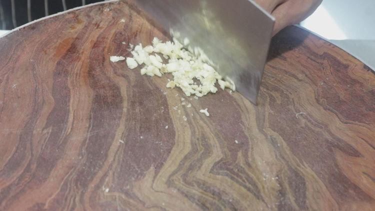 鲜辣|大厨分享线椒焖鲤鱼的经典做法,鲜辣开胃无腥味,好吃又下饭