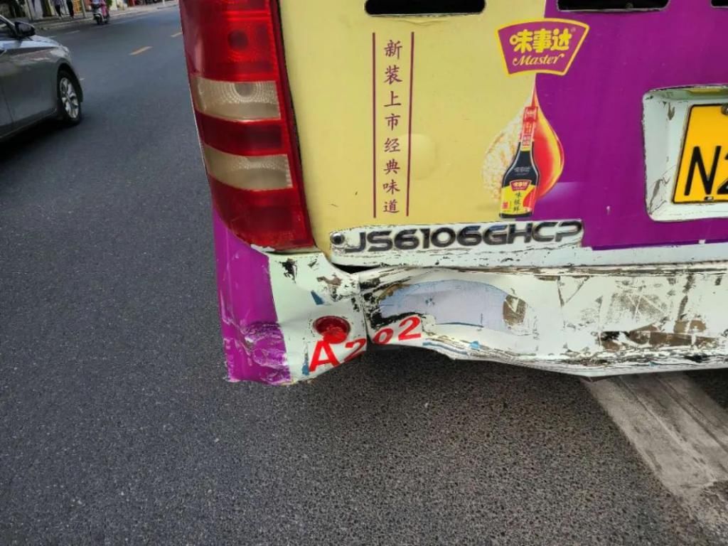  茶亭|突发!头茶亭路一辆公交车被追尾,后车车头严重损毁