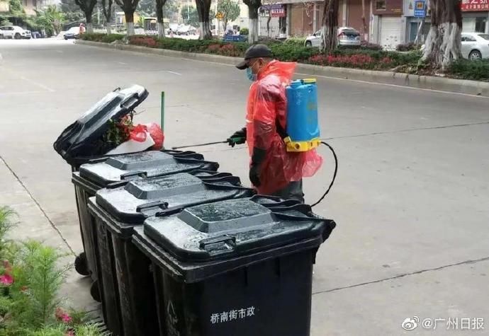 环境|环卫工人拾金不昧：用双手清洁环境，用诚信洗涤心灵
