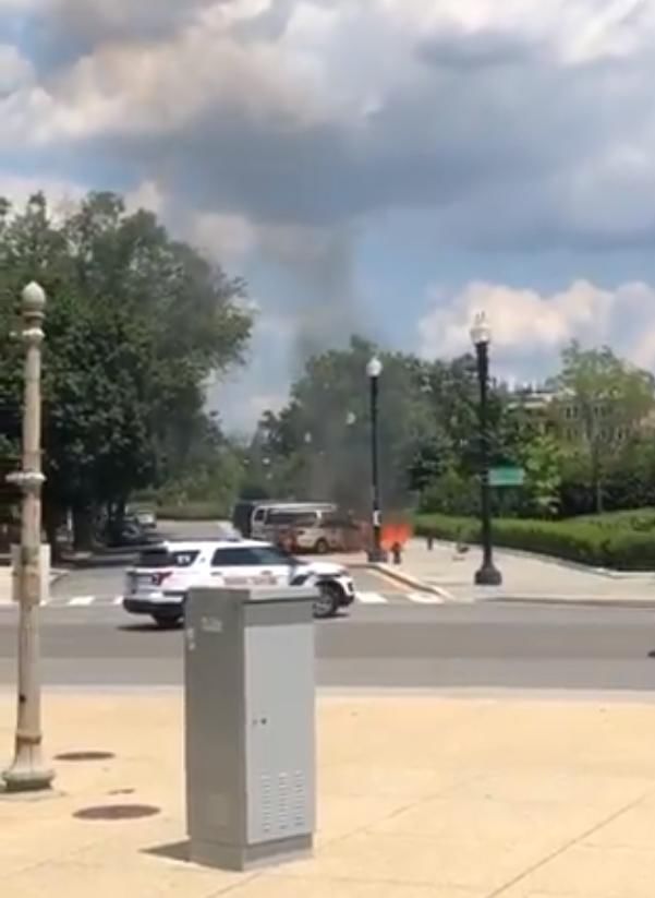  警车|玩火自焚！美国男子法院门前点燃警车，一不小心把自己也烧着了