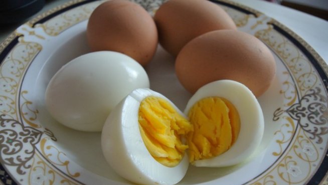  自动|煮鸡蛋，直接下锅就错了，用这一“绝招”，鸡蛋不开裂还自动脱壳