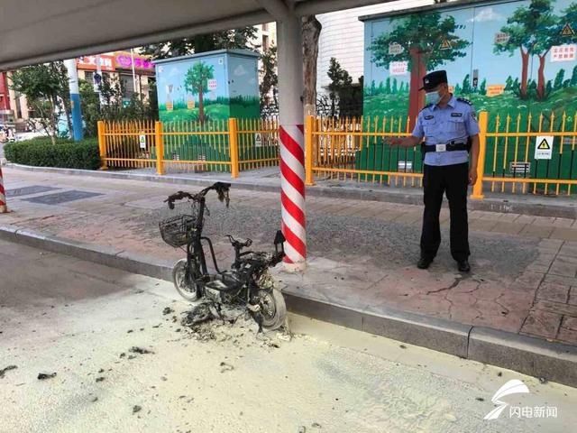  灭火|电动车等红绿灯时突然自燃 民警秒变“灭火员”