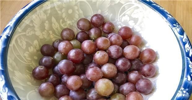 农药残留物|洗葡萄时,用盐水洗等于吃虫卵,教你正确洗法,好吃又卫生