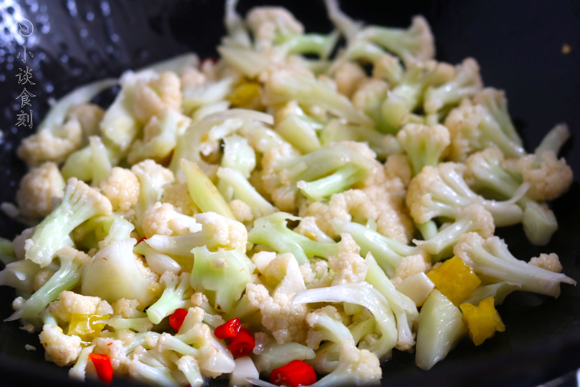  油量|炒花菜时，有人过油有人焯水，费时还不爽脆，这样做低油量更健康