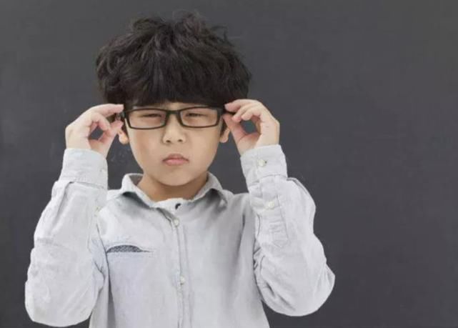  怕不怕|明知“近视”却偏不戴眼镜，会变成什么样？这3种后果你怕不怕？