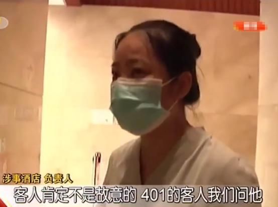 进屋|小情侣入住酒店，女友洗澡时却有陌生男子刷卡进屋，酒店：门没关好吧？