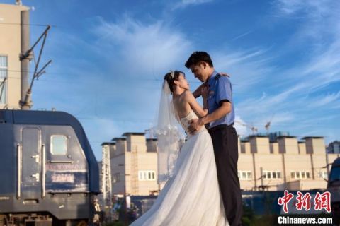 火车|曾因疫情影响推迟婚礼 广西10位火车司机七夕补拍婚纱照