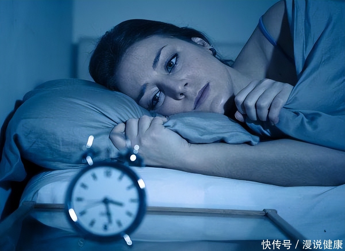 失眠到凌晨四五点还有必要睡吗(到了凌晨时分还是没法睡？失眠的同时，劝你最好留意这4件事)