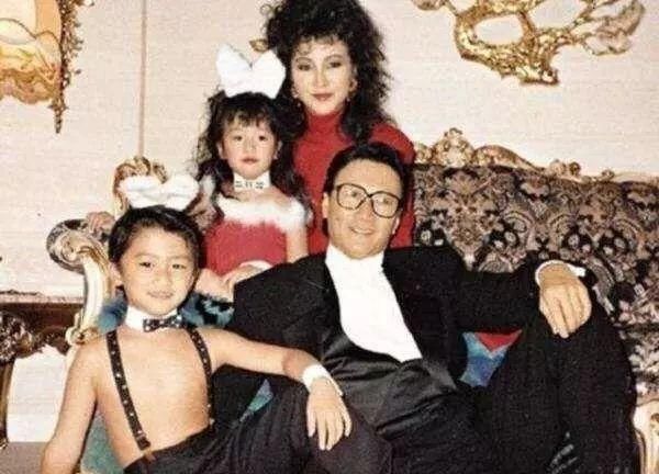  离奇|谢贤狄波拉离婚很离奇，离婚后也有三个做法令人唏嘘