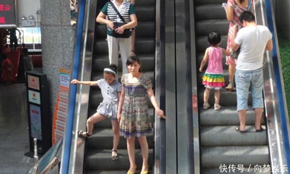  半空中|熊孩子图省事钻道闸栏杆，不料被吊起来，半空中满脸“生无可恋”