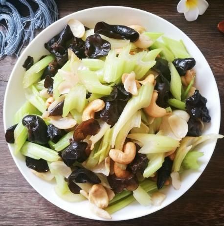  大盘|夏天少不了这三种菜！价格实惠，5块钱炒一大盘，清热解暑！