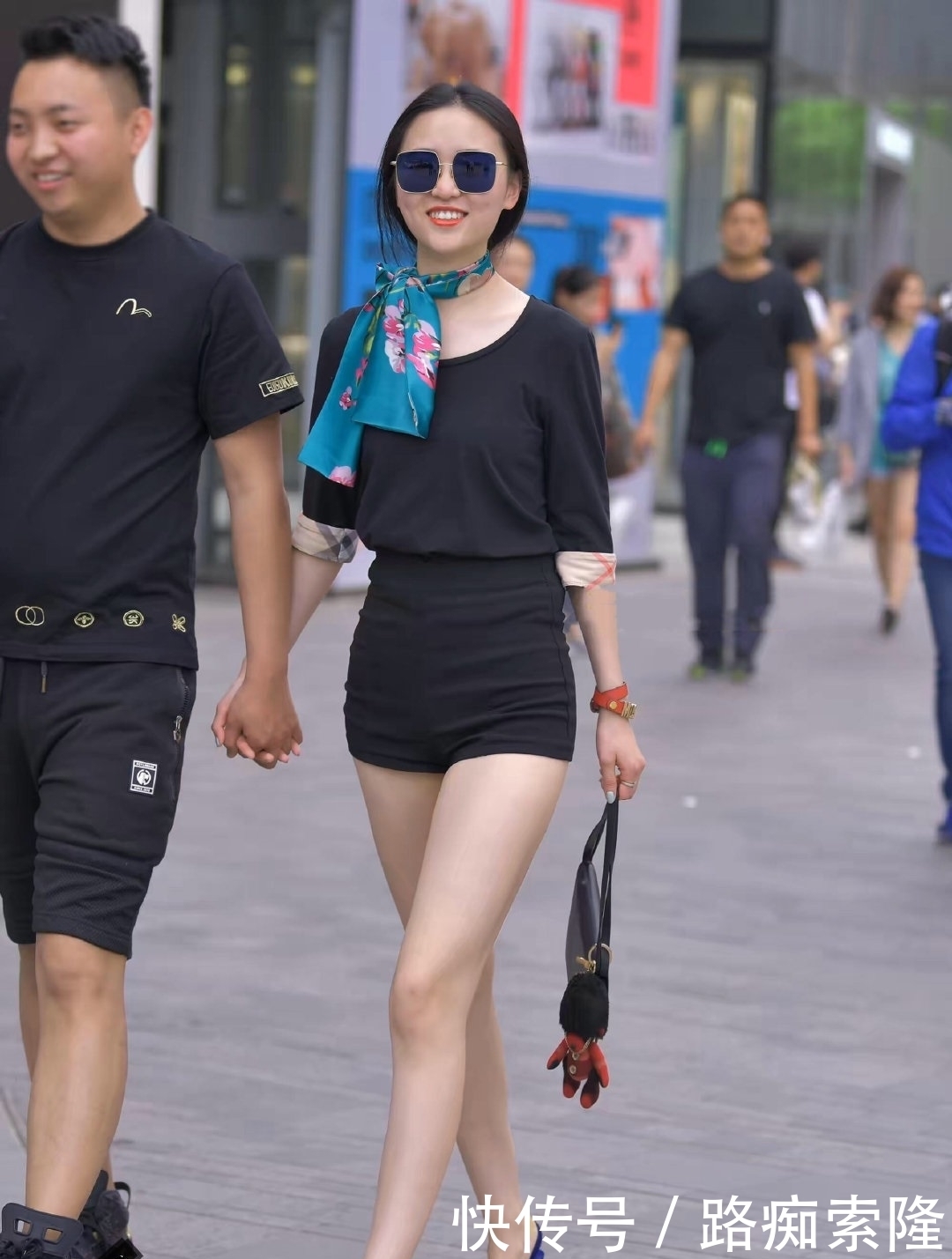 驾驭|路人街拍:一身黑的气质型小姐姐,完美驾驭浮夸的丝巾!