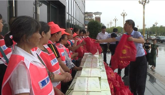  竟然|啥操作？今天下午的南充嘉陵这几个领导竟然给这些人送起了礼物！