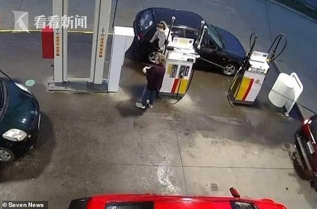  忘拔|司机忘拔加油枪酿惊险一幕！女顾客脑袋险被砸中