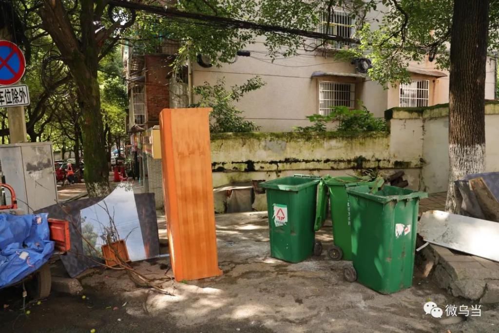 乱放|曝光台 | 北衙路机动车乱停乱放现象严重