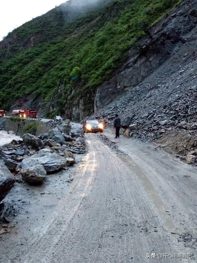  西行漫记|42天西行漫记（9）：左侧山体垮塌右侧路基塌陷，驶过最惊险的318