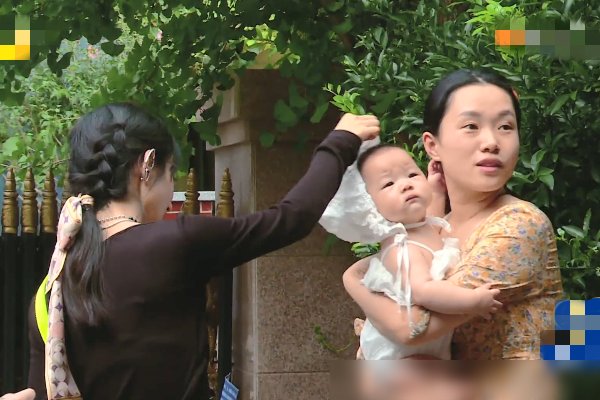  小孩子|赵丽颖看到客人的宝宝时，谁注意她做了什么？当妈妈后变得好仔细