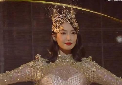  操作|金鹰节开幕大翻车，金鹰女神臃肿像穿麻袋，汪涵神操作大写的尬