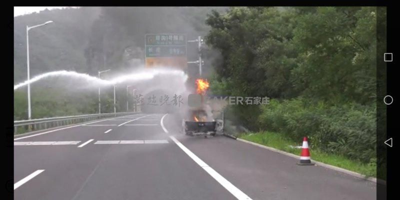  起火|危险！装载液化石油气罐的卡车起火