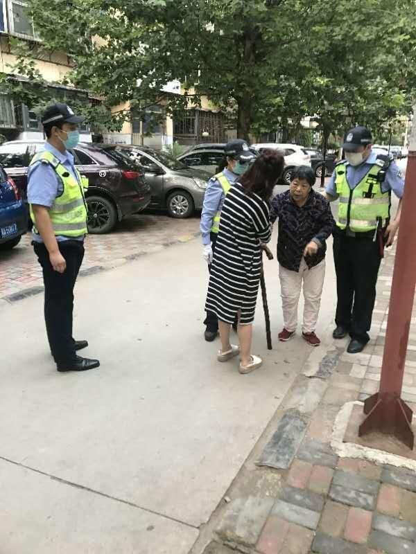  爱心|警车送回“迷路妈”全城点赞寻找这几位石家庄爱心民警