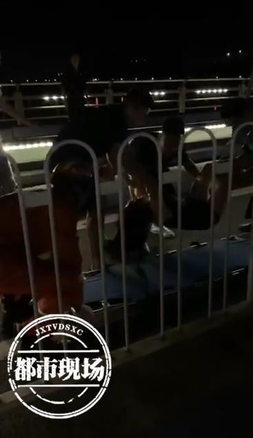 原因|怪事!凌晨两名女子先后要跳同一座大桥,原因都一样