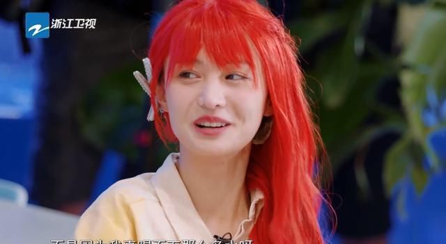  偷懒|录节目偷懒玩手机，喝口水都要做假，难怪贾玲杨迪瞧不上郑爽