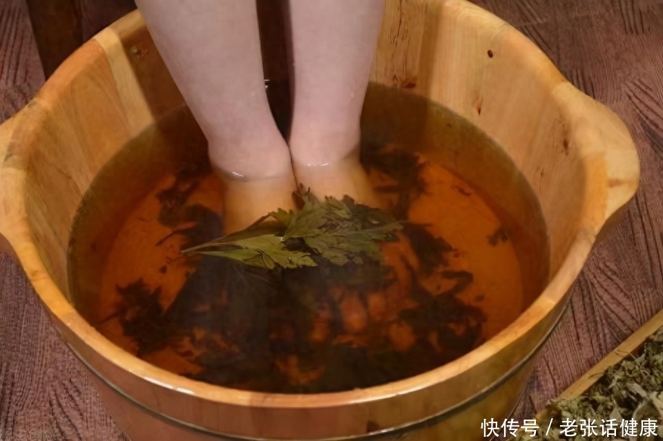 晚上坚持用艾叶水泡脚的人，后来怎么样了？5个好处或不请自来2023