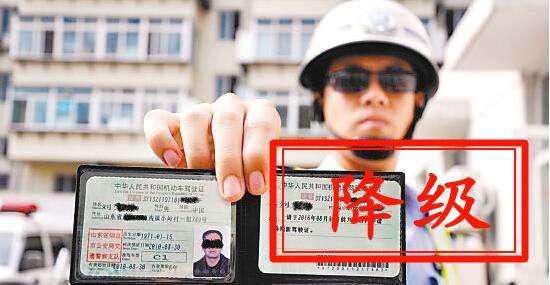  货车司机|磕头、下跪、扇自己耳光！扣12分就降级，扣的是卡车司机一家人的口粮！