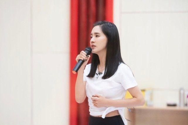  不至于|都说她人挺好，如果不是人气差了点，她不至于这么早被淘汰