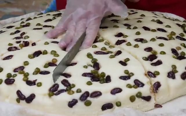  四溢|大妈卖特色“海绵”面包太抢手，口感细腻香气四溢，原来秘方是它