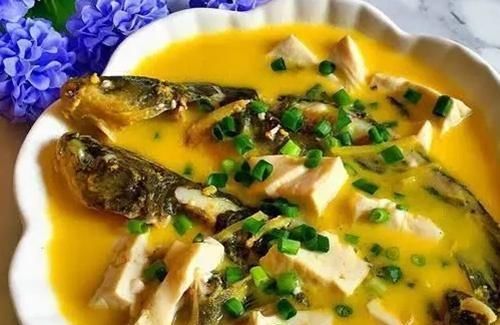  美食|热推美食：简易肉松小贝，黄骨鱼豆腐汤，酱焖鲫鱼