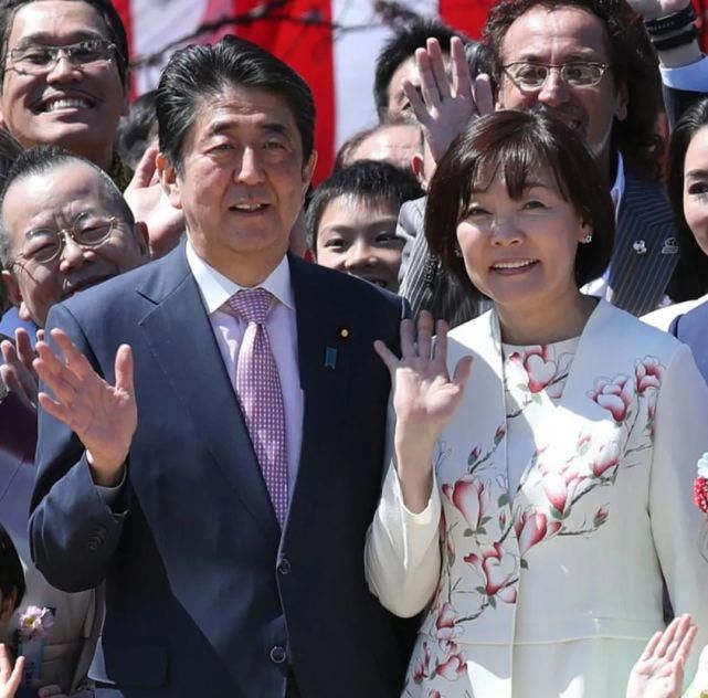 亮相|日本新第一夫人亮相，短发素颜气质淡雅，58岁安倍昭惠穿花衣惊艳