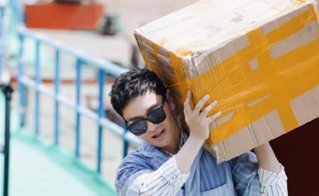  黄晓明|黄晓明《中餐厅》“脱妆”，明星妆前妆后对比，怕是亲妈都不敢认