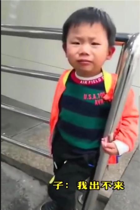 无动于衷|男孩玩耍被“卡”住，爸爸在一旁“无动于衷”，对话让网友笑疯