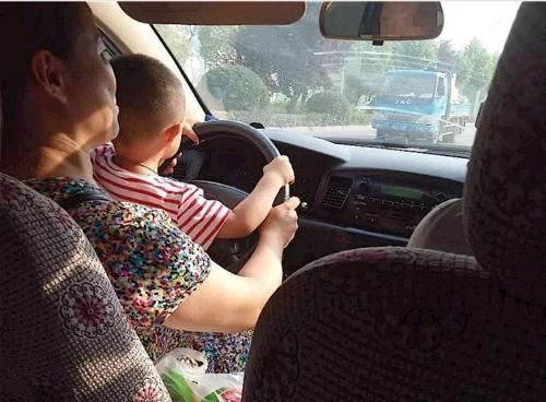  父亲|“上阵父子兵”？父亲累了让无证儿子开车，上路就被交警拦下