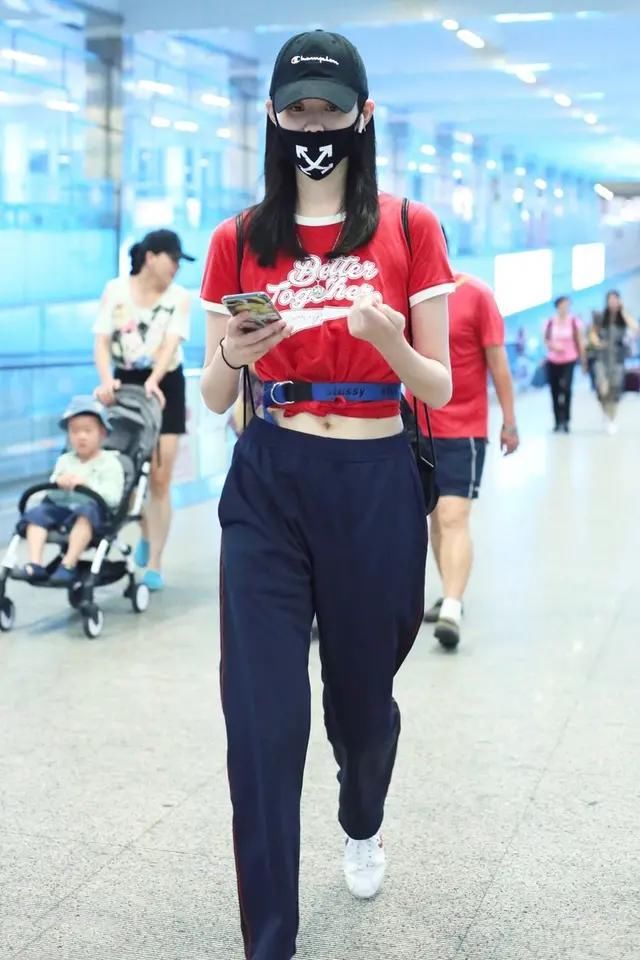 版型|奚梦瑶国外走红毯真拼，穿蓝色吊带连衣裙还高开叉，气场太强大