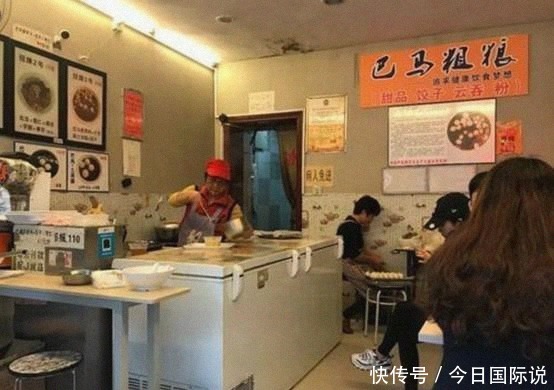 餐馆|外国女生在中国餐馆，一口气点2份饺子，100块结账被老板叫住