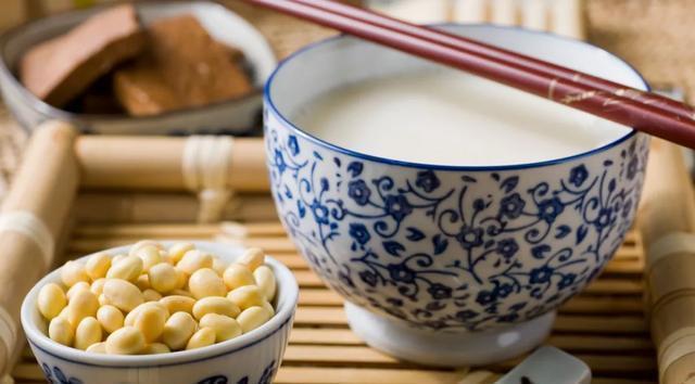  喝牛奶|常喝牛奶和常喝豆浆的人差多少？真相让你大吃一惊