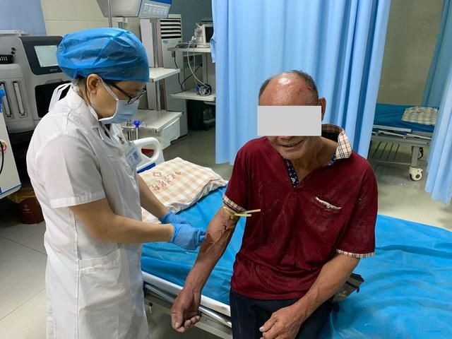  男子|酒驾遇夜查脱鞋逃跑，男子被抓后满脸笑容