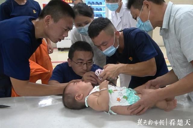  消防员|半岁婴儿手指被卡，消防员一刀剪破玩具施救