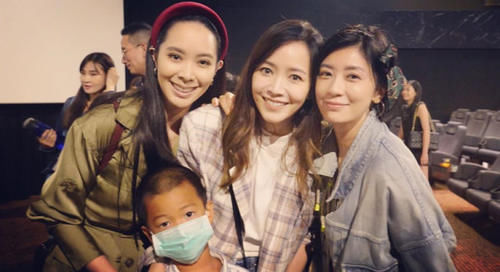  电影|贾静雯等众明星家庭包场看电影，霍建华独自现身未带妻女显落寞