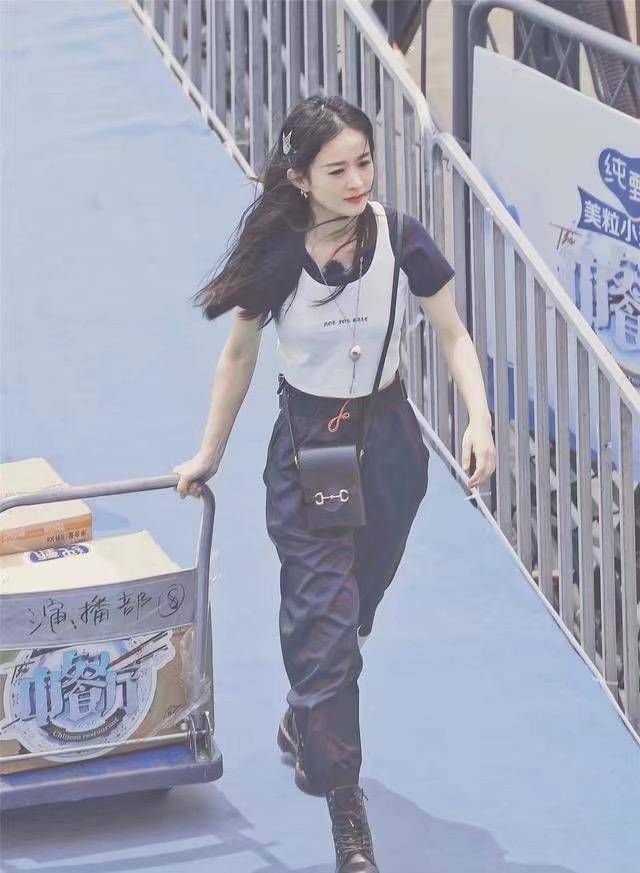  累垮|赵丽颖产子复出后首录综艺，体力不支累垮，坐在树下扶腰样子很难受