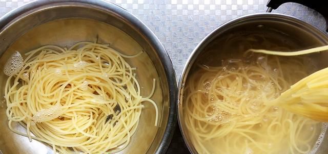  意大利|番茄虾仁意大利面，孩子想吃意大利面不用买，简单营养自己做