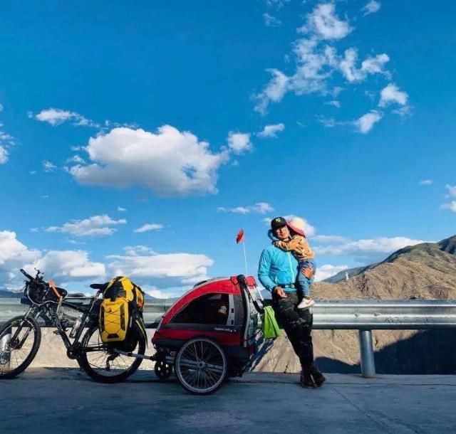  爸爸|94年单亲爸爸带女儿骑行拉萨惹争议，71天走了4139公里：“宝贝，我想送你星辰和大海！”