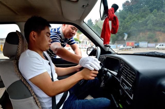  驾照|科目一到科目四都考了，却拿到个“假照”？车主被交警一眼识破