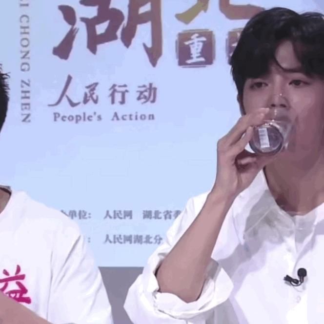  期待|青年演员肖战参加纪念活动，可爱花絮外放，期待战战新作品