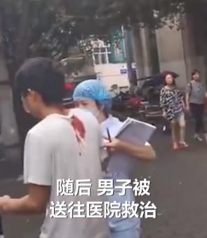  自行|天降飞刀插中后脑勺，男子居然自行走上救护车……