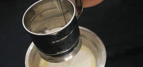 搅散|不需要用烤箱,教你做草莓班戟,比蛋糕店卖的还好吃,简单又好学