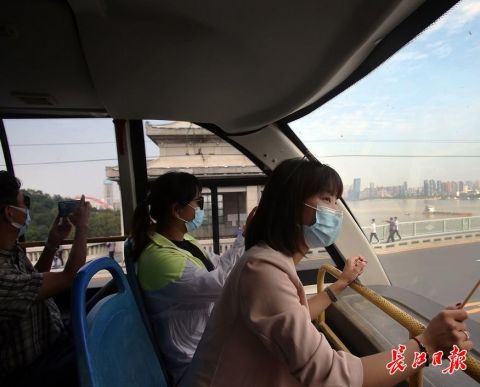 公交10路|公交司机孙洪江国庆当班都会挂上国旗,“让每一位乘客都能看到武汉的美好”