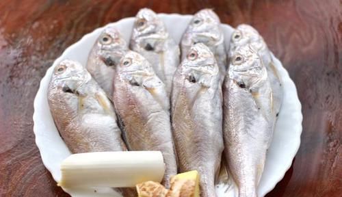  腌制|五香干炸大头宝鱼，腌制和油炸2大步骤最关键，入味不焦才成功